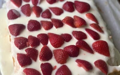 A Summery Lemon-Vanilla Cake with Strawberries