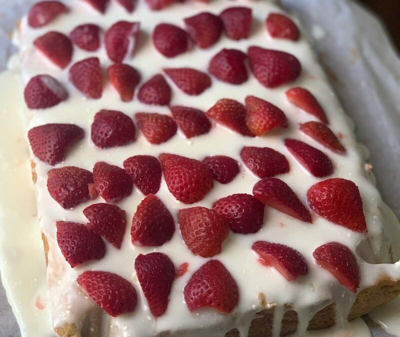 A Summery Lemon-Vanilla Cake with Strawberries